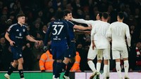 Kalau yang ini, Harry Maguire tampak terlibat momen panas lain dengan Gabriel. Foto: Manchester United via Getty Imag/Ash Donelon