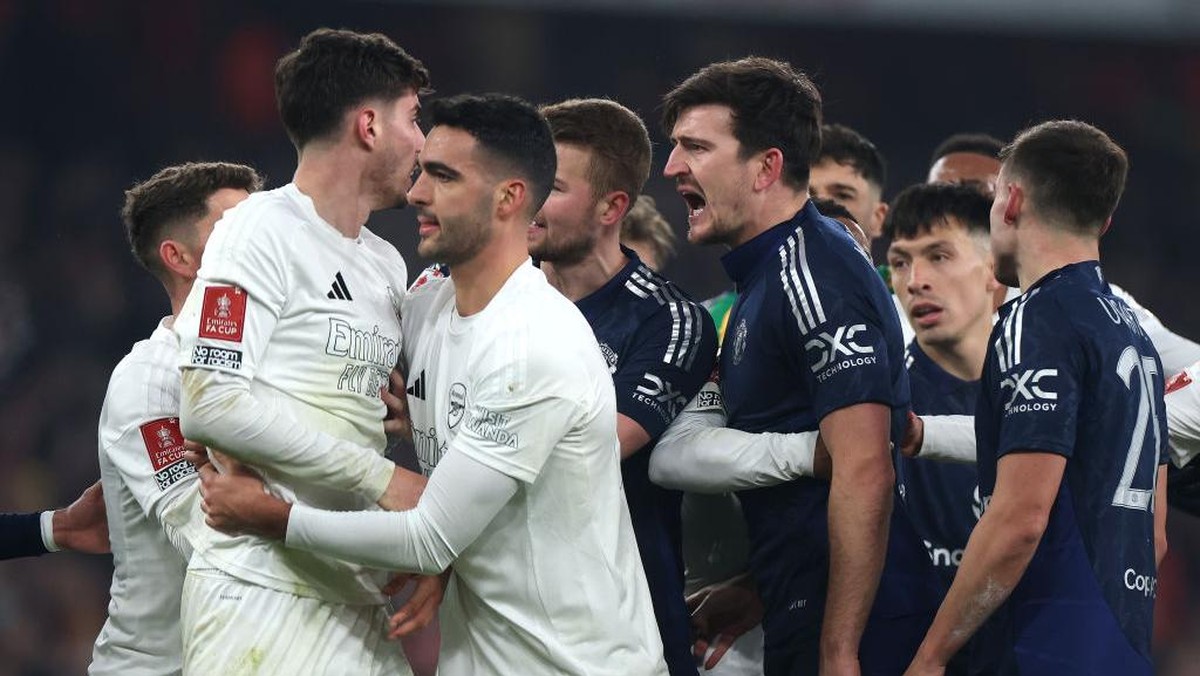 Harry Maguire ribut dengan Kai Havertz. (Foto: Getty Images/Alex Pantling)