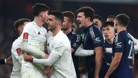 Harry Maguire melakukan konfrontasi langsung kepada Kai Havertz, dalam satu momen panas di laga ini. Foto: Getty Images/Alex Pantling