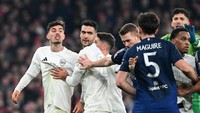 Satu momen lain yang melibatkan Kai Havertz. Ia terlihat melontarkan kata-kata tertentu ke arah Harry Maguire. Foto: Arsenal FC via Getty Images/Stuart MacFarlane