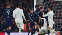 Momen panas seperti ini dulu sempat jamak terlihat dalam laga Arsenal vs Man United, pada era rivalitas Arsene Wenger dan Sir Alex Ferguson. Foto: Getty Images/Marc Atkins