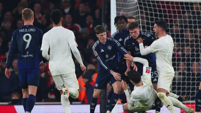 LONDON, ENGLAND - JANUARY 12:  Manuel Ugarte of Manchester United clashes with Kai Havertz of Arsenal during the Emirates FA Cup Third Round match between Arsenal and Manchester United at Emirates Stadium on January 12, 2025 in London, England. (Photo by Marc Atkins/Getty Images)