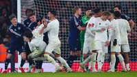 Momen panas saat para pemain Arsenal dan Man United terlibat keributan. Foto: Getty Images/Marc Atkins