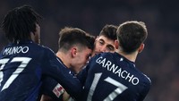Manuel Ugarte-nya Man United bersitegang dengan pemain Arsenal Kai Havertz sampai terlihat sedikit menanduk. Foto: Getty Images/Alex Pantling