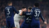 Satu lagi momen yang melibatkan Manuel Ugarte, kali ini dengan Mikel Merino. Foto: Getty Images/Alex Pantling
