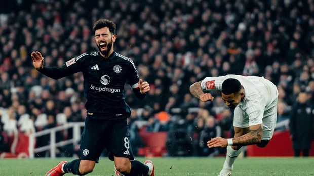 LONDON, ENGLAND - JANUARY 12: Bruno Fernandes of Manchester United in action with Gabriel Jesus of Arsenal during the Emirates FA Cup Third Round match between Arsenal and Manchester United at Emirates Stadium on January 12, 2025 in London, England. (Photo by Zohaib Alam - MUFC/Manchester United via Getty Images)