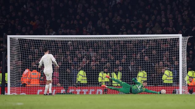 Soccer Football - FA Cup - Third Round - Arsenal v Manchester United - Emirates Stadium, London, Britain - January 12, 2025 Arsenal's Kai Havertz has his shot saved by Manchester United's Altay Bayindir during the penalty shoot-out REUTERS/David Klein