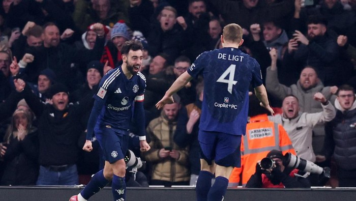Soccer Football - FA Cup - Third Round - Arsenal v Manchester United - Emirates Stadium, London, Britain - January 12, 2025 Manchester Uniteds Bruno Fernandes celebrates scoring their first goal with Matthijs de Ligt REUTERS/David Klein