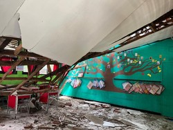 Warga Dengar Suara Bak Gemuruh Saat Atap SDN Mekarjaya Depok Ambruk