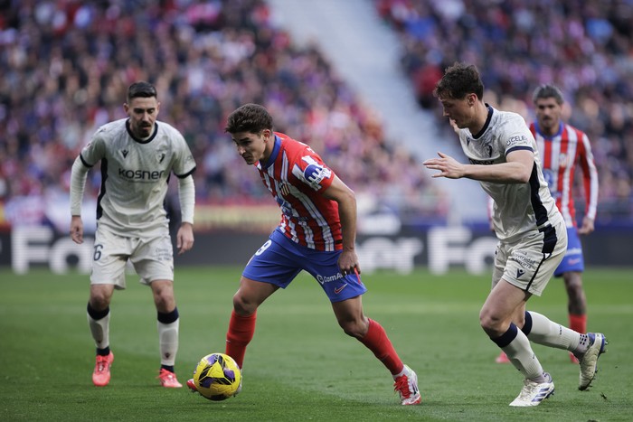 Julian Alvarez of Atletico de Madrid controls the ball during the La Liga 2024/25 match between Atletico de Madrid and Osasuna at Riyadh Air Metropolitano Stadium in Madrid, Spain, on January 12. (Photo by Guillermo Martinez)