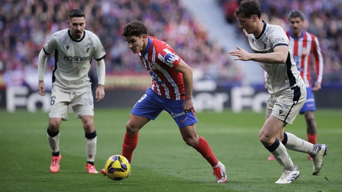 Julian Alvarez of Atletico de Madrid controls the ball during the La Liga 2024/25 match between Atletico de Madrid and Osasuna at Riyadh Air Metropolitano Stadium in Madrid, Spain, on January 12. (Photo by Guillermo Martinez)