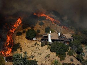 Berpacu dengan Waktu, AS Coba Atasi Kebakaran Sebelum Angin Kencang Melanda