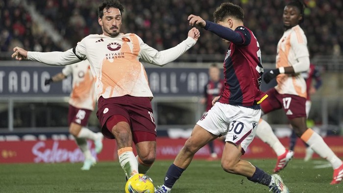 Romas Mats Hummels attempts to tackle Bolognas Benjamin Dominguez during a Serie A soccer match between Bologna FC and AS Roma at Renato DallAra Stadium, Bologna, Italy, Sunday, January 12, 2025. (Massimo Paolone/LaPresse via AP)