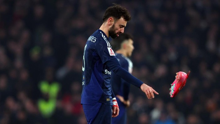 LONDON, ENGLAND - JANUARY 12: Bruno Fernandes of Manchester United throws his boot in frustration during the Emirates FA Cup Third Round match between Arsenal and Manchester United at Emirates Stadium on January 12, 2025 in London, England. (Photo by Marc Atkins/Getty Images)