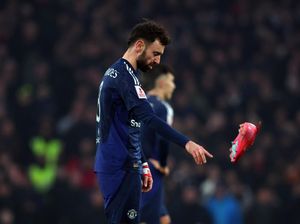 Bruno Fernandes Tantrum Lempar Sepatu, Berujung Kartu Kuning Bruno Fernandes Tantrum Lempar Sepatu, Berujung Kartu Kuning