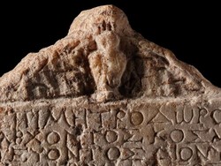 Penemuan Buku Tahunan Kelulusan Era Yunani Kuno Berusia 2.000 Tahun, Ini Isinya