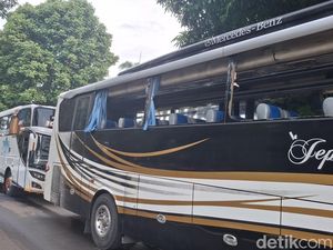 2 Bus Diamuk Suporter di Rest Area Tol Jagorawi, Kaca-kaca Pecah