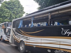 2 Bus Diamuk Suporter di Rest Area Tol Jagorawi, Kaca-kaca Pecah