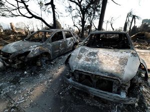 Penampakan Mobil dan Bus yang Gosong Usai Diamuk Api di California
