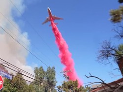 Video: Pesawat Tanker Diterjunkan untuk Padamkan Kebakaran Los Angeles