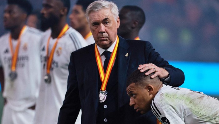 Soccer Football - Spanish Super Cup - Final - FC Barcelona v Real Madrid - King Abdullah Sports City, Jeddah, Saudi Arabia - January 12, 2025 Real Madrid coach Carlo Ancelotti and Kylian Mbappe look dejected during the trophy presentation after losing the Spanish Super Cup final REUTERS/Stringer     TPX IMAGES OF THE DAY