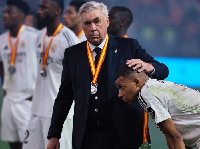 Soccer Football - Spanish Super Cup - Final - FC Barcelona v Real Madrid - King Abdullah Sports City, Jeddah, Saudi Arabia - January 12, 2025 Real Madrid coach Carlo Ancelotti and Kylian Mbappe look dejected during the trophy presentation after losing the Spanish Super Cup final REUTERS/Stringer     TPX IMAGES OF THE DAY