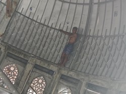 ODGJ Panjat Atap Masjid Baki Sukoharjo, Sempat Nempel di Kubah Bak Spiderman