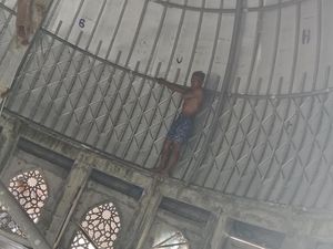 ODGJ Panjat Atap Masjid Baki Sukoharjo, Sempat Nempel di Kubah Bak Spiderman ODGJ Panjat Atap Masjid Baki Sukoharjo, Sempat Nempel di Kubah Bak Spiderman