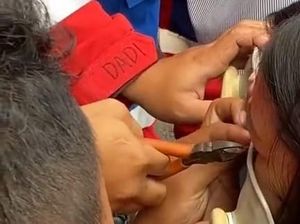 Heboh Piercing Wanita Nyangkut di Kursi, Diselamatkan Damkar Heboh Piercing Wanita Nyangkut di Kursi, Diselamatkan Damkar