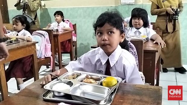 Program Makan Bergizi Gratis (MBG) mulai dilaksanakan di Solo, Senin (13/1). Program tersebut menyasar 2.787 siswa di tujuh sekolah di Kecamatan Jebres.