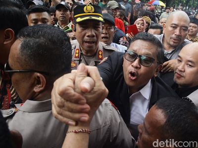 Hasto Disambut Massa Pendukung Usai Diperiksa KPK