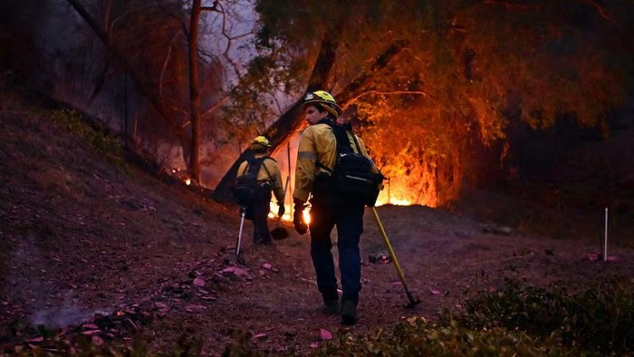 Hembusan angin dalam beberapa hari mendatang sanggup mempersulit pekerjaan petugas pemadam kebakaran di LA Hembusan angin dalam beberapa hari mendatang sanggup mempersulit pekerjaan petugas pemadam kebakaran di LA. (AFP: Agustin Paullier)