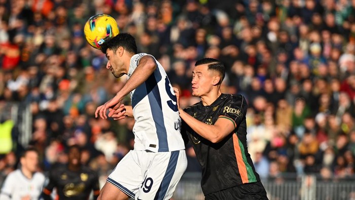 VENICE, ITALY - JANUARY 12:  Mehdi Taremi of FC Internazionale competes for the ball with Jay Idzes of Venezia during the Serie A match between Venezia and FC Internazionale at Stadio Pier Luigi Penzo on January 12, 2025 in Venice, Italy. (Photo by Mattia Ozbot - Inter/Inter via Getty Images)