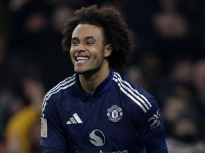 MU Terus Berburu Penyerang, Zirkzee Santai Saja