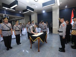 Pimpin Sertijab, Irjen Sandi Tekankan Humas Fungsi Utama Polri Pimpin Sertijab, Irjen Sandi Tekankan Humas Fungsi Utama Polri