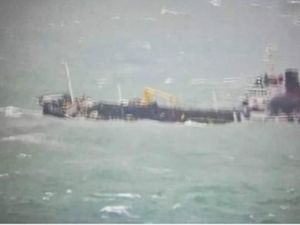 Kapal Berbendera Malaysia Tenggelam di Perairan Kepri, ABK Dievakuasi Kapal Berbendera Malaysia Tenggelam di Perairan Kepri, ABK Dievakuasi