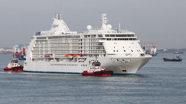 Potret Kapal Pesiar MS Seven Seas Voyager Singgah di Tanjung Perak