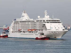 Potret Kapal Pesiar MS Seven Seas Voyager Singgah di Tanjung Perak