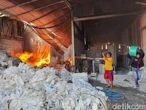 Kebakaran Hebat Ludeskan Pabrik Tali Rafia di Jombang