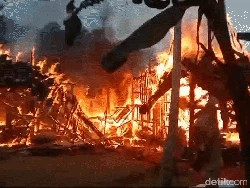 Viral Kebakaran Hebat Landa Rumah Samsudin di Sukabumi