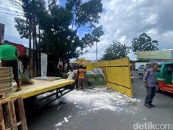 Truk Pengangkut Gipsum Terguling di Sudirman Bandung