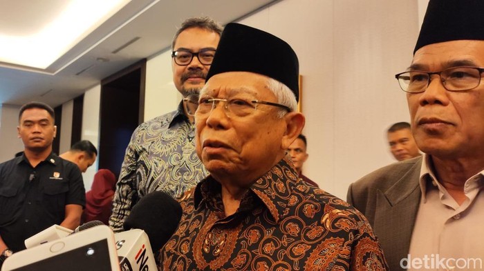 KH Maruf Amin KH Maruf Amin di saat dijumpai selepas program Maybank Shariah Thought Leaders Forum 2025 di Fairmont Hotel, Jakarta, Senin (13/1/2025).