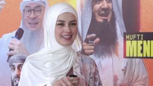 8 Potret Kimberly Ryder Pakai Hijab Syari, Ingin Dekat dengan Allah