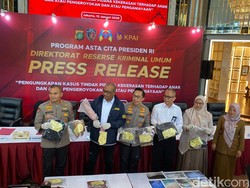 Penampakan Kemoceng Saksi Bisu Bocah Tewas Disiksa Ayah dan Ibu