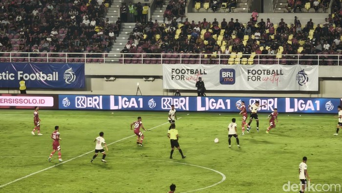 Laga Persis Solo melawan PSM Makassar pada pekan ke-18 Liga 1 2024/2025 di Stadion Manahan Solo, Senin (13/1/2025).