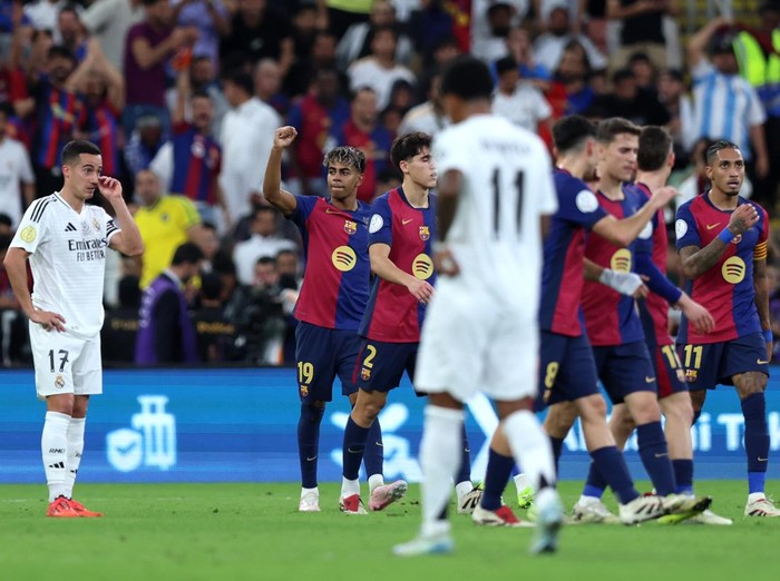 JEDDAH, SAUDI ARABIA - JANUARY 12: Lamine Yamal of FC Barcelona celebrates scoring his team's first goal with teammates during the Spanish Super Cup Final between Real Madrid and FC Barcelona at King Abdullah Sports City on January 12, 2025 in Jeddah, Saudi Arabia. (Photo by Yasser Bakhsh/Getty Images)