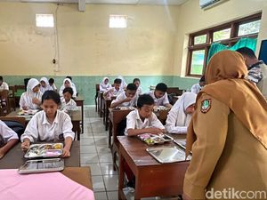 Anak-anak Ingin Bawa Pulang Menu MBG, Keluarga Belum Kenal Gizi Seimbang Anak-anak Ingin Bawa Pulang Menu MBG, Keluarga Belum Kenal Gizi Seimbang