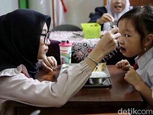 Begini Suasana Makan Bergizi Gratis di SLB Cahaya Jaya Begini Suasana Makan Bergizi Gratis di SLB Cahaya Jaya