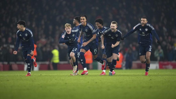 Manchester Uniteds players celebrates after defeating Arsenal in a penalty shootout during the English FA Cup soccer match between Arsenal and Manchester United at the Emirates stadium in London, Sunday, Jan. 12, 2025. (AP Photo/Kin Cheung)
