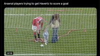Meme ini meledek Arsenal yang susah banget menjebol gawang MU. Foto: dok. Internet/X (Twitter)